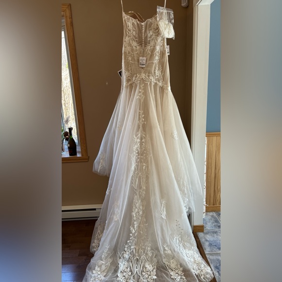 Wedding Dress with Veil for Sale - Never Worn with Tags - Picture 7 of 8